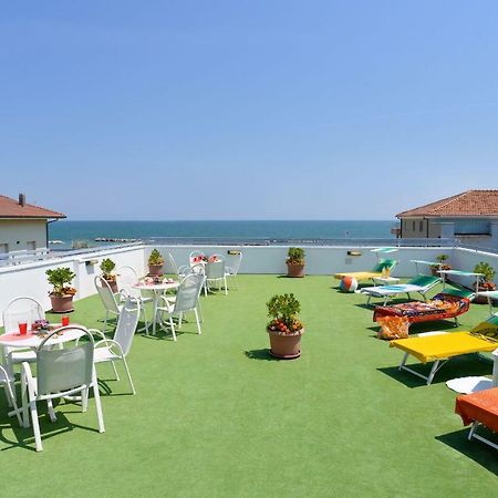 Hotel Ciondolo D'Oro Rimini Buitenkant foto
