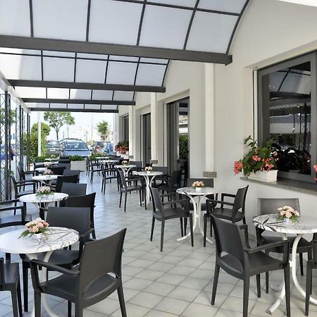 Hotel Ciondolo D'Oro Rimini Buitenkant foto