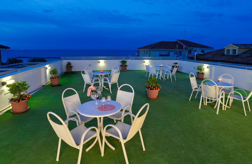 Hotel Ciondolo D'Oro Rimini Buitenkant foto