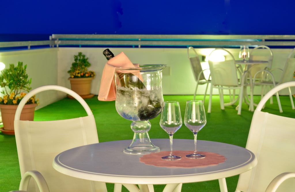 Hotel Ciondolo D'Oro Rimini Buitenkant foto