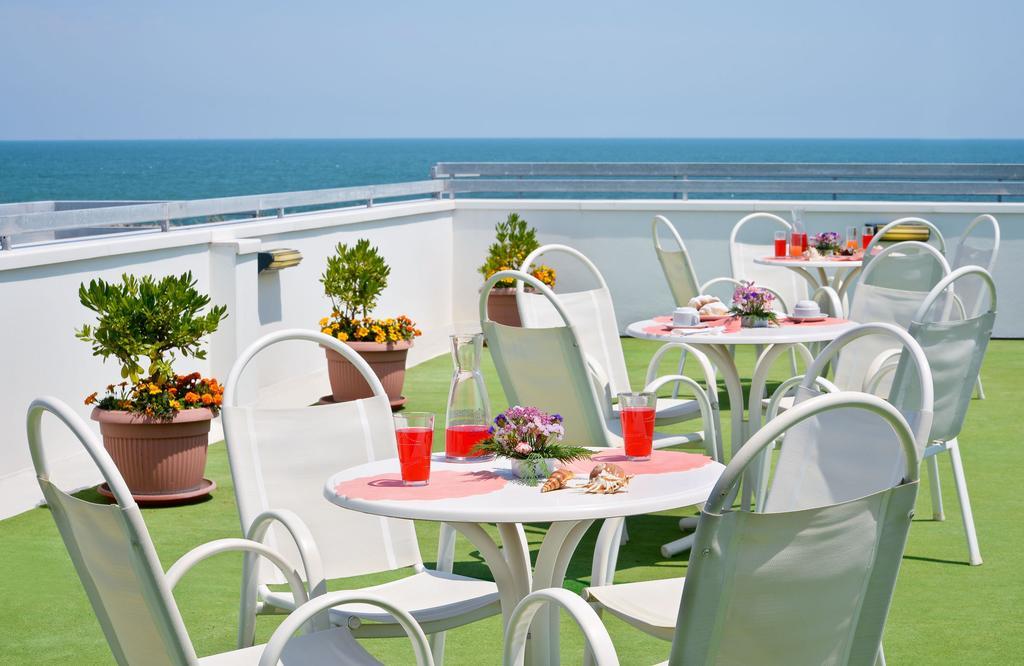 Hotel Ciondolo D'Oro Rimini Buitenkant foto