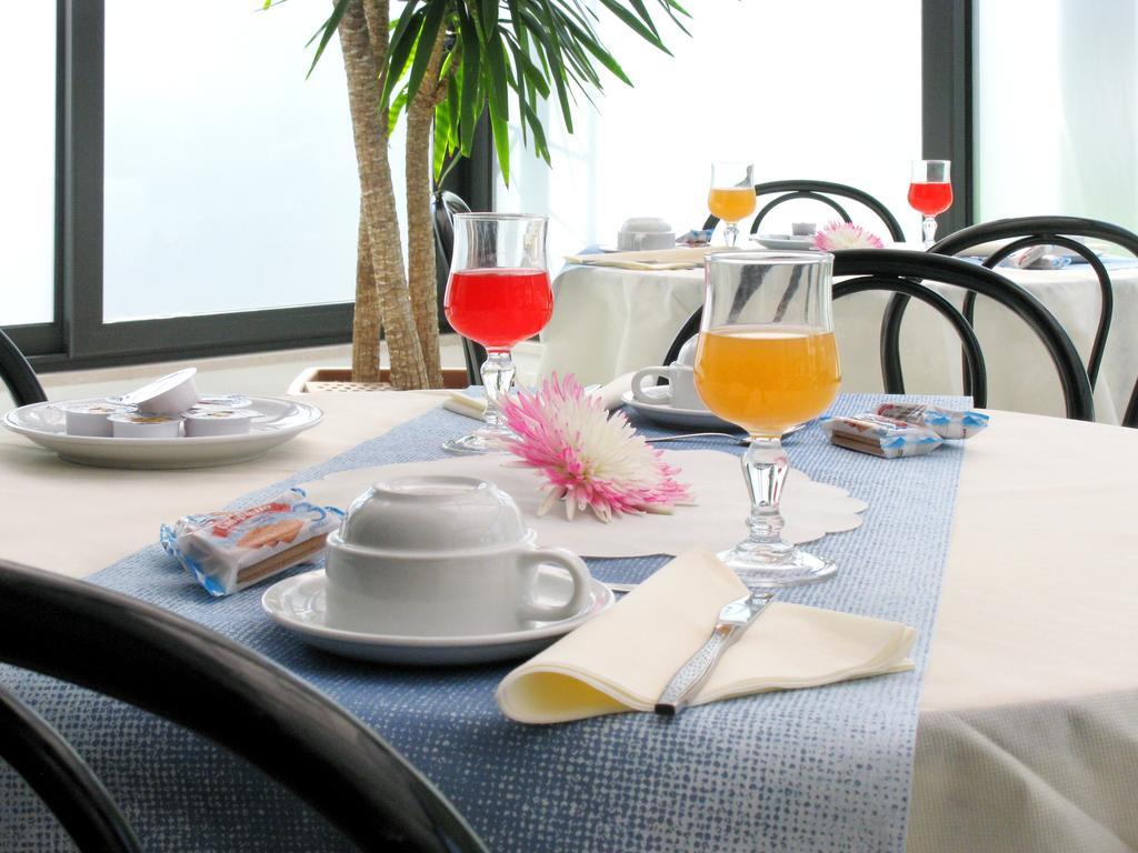 Hotel Ciondolo D'Oro Rimini Buitenkant foto