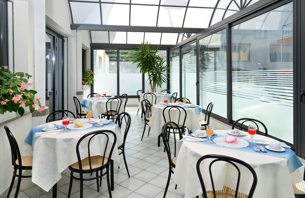 Hotel Ciondolo D'Oro Rimini Buitenkant foto