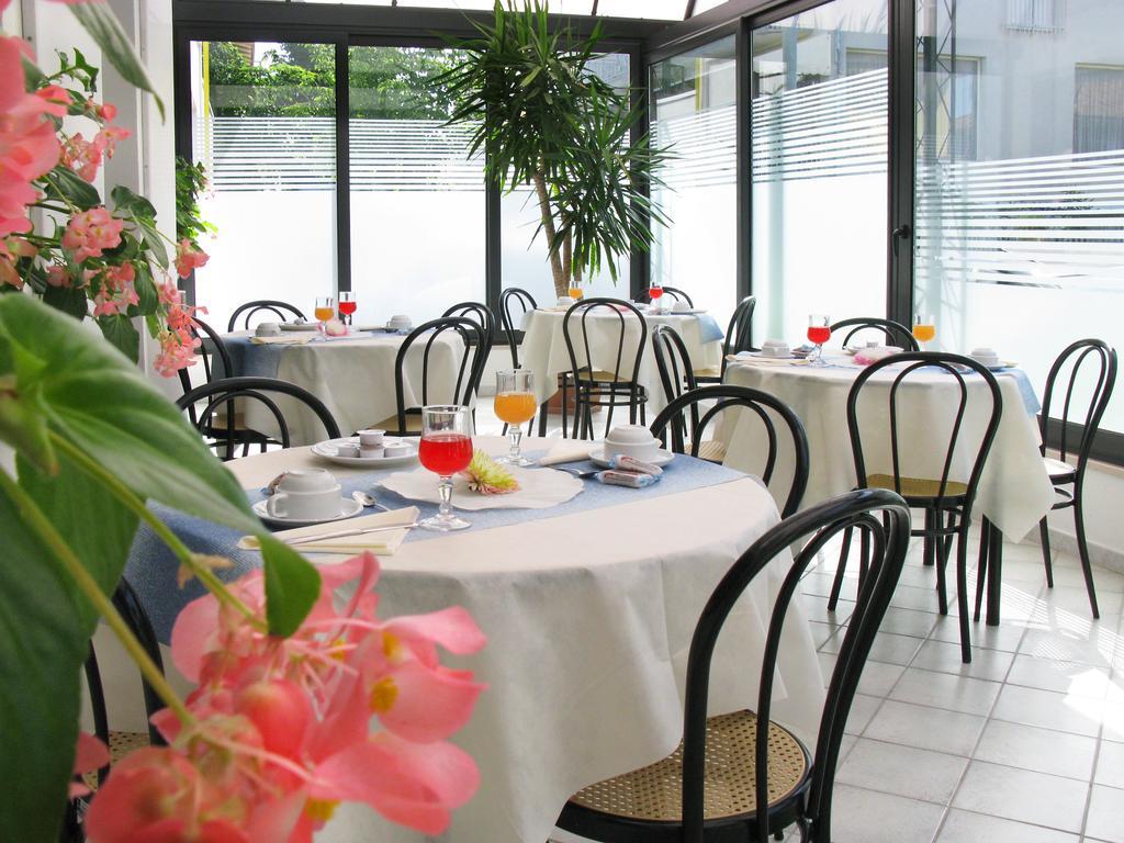 Hotel Ciondolo D'Oro Rimini Buitenkant foto