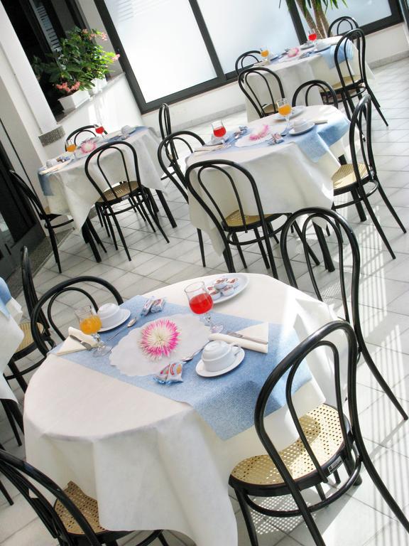 Hotel Ciondolo D'Oro Rimini Buitenkant foto