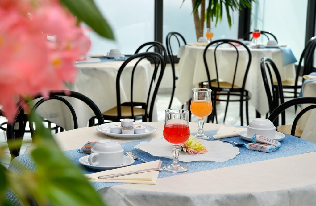 Hotel Ciondolo D'Oro Rimini Buitenkant foto
