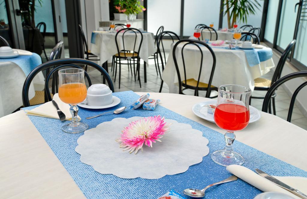 Hotel Ciondolo D'Oro Rimini Buitenkant foto