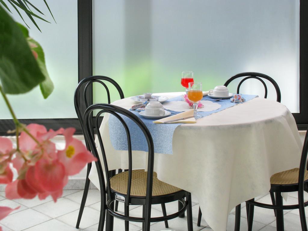 Hotel Ciondolo D'Oro Rimini Buitenkant foto