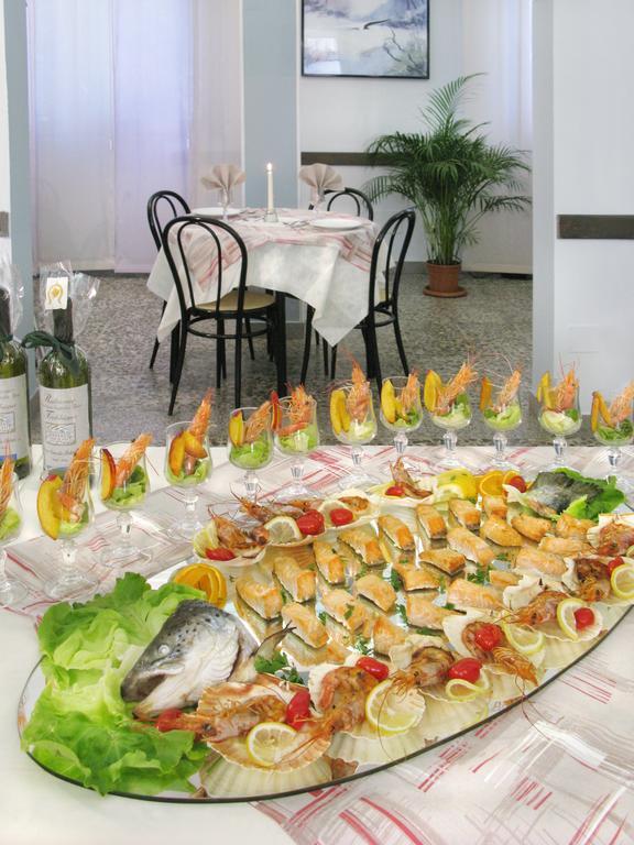 Hotel Ciondolo D'Oro Rimini Buitenkant foto
