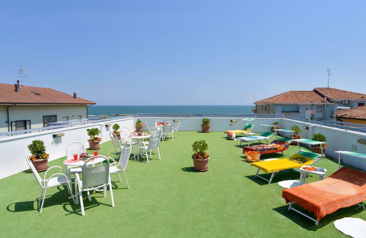 Hotel Ciondolo D'Oro Rimini Buitenkant foto