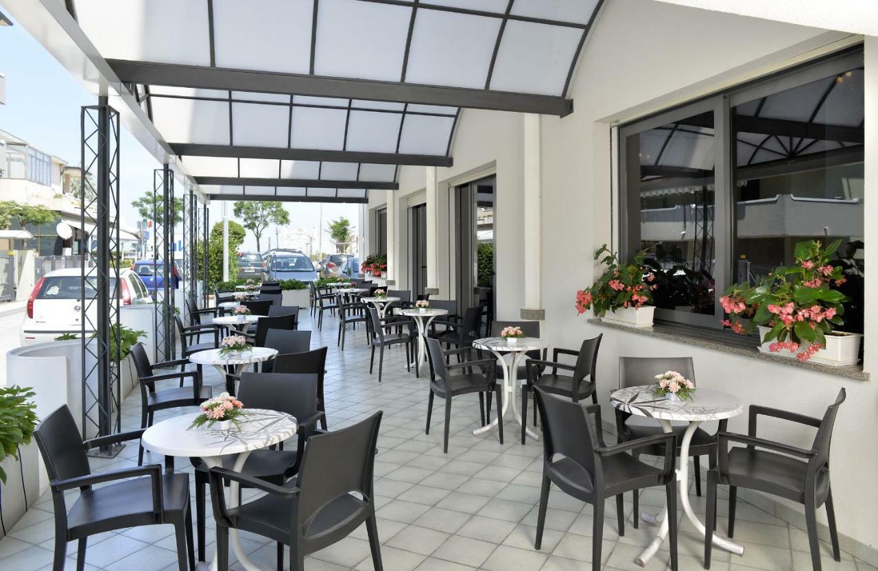 Hotel Ciondolo D'Oro Rimini Buitenkant foto